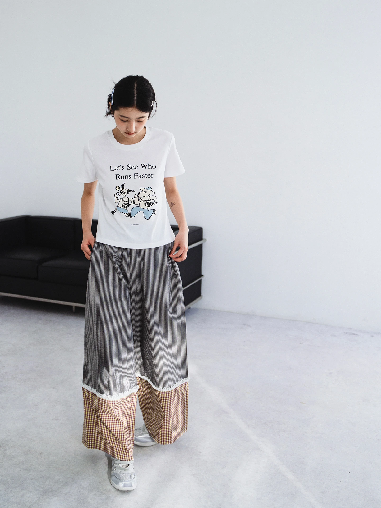 レトロなデザインのキャラクターTシャツ：夏用スリムフィットで通勤風を実現