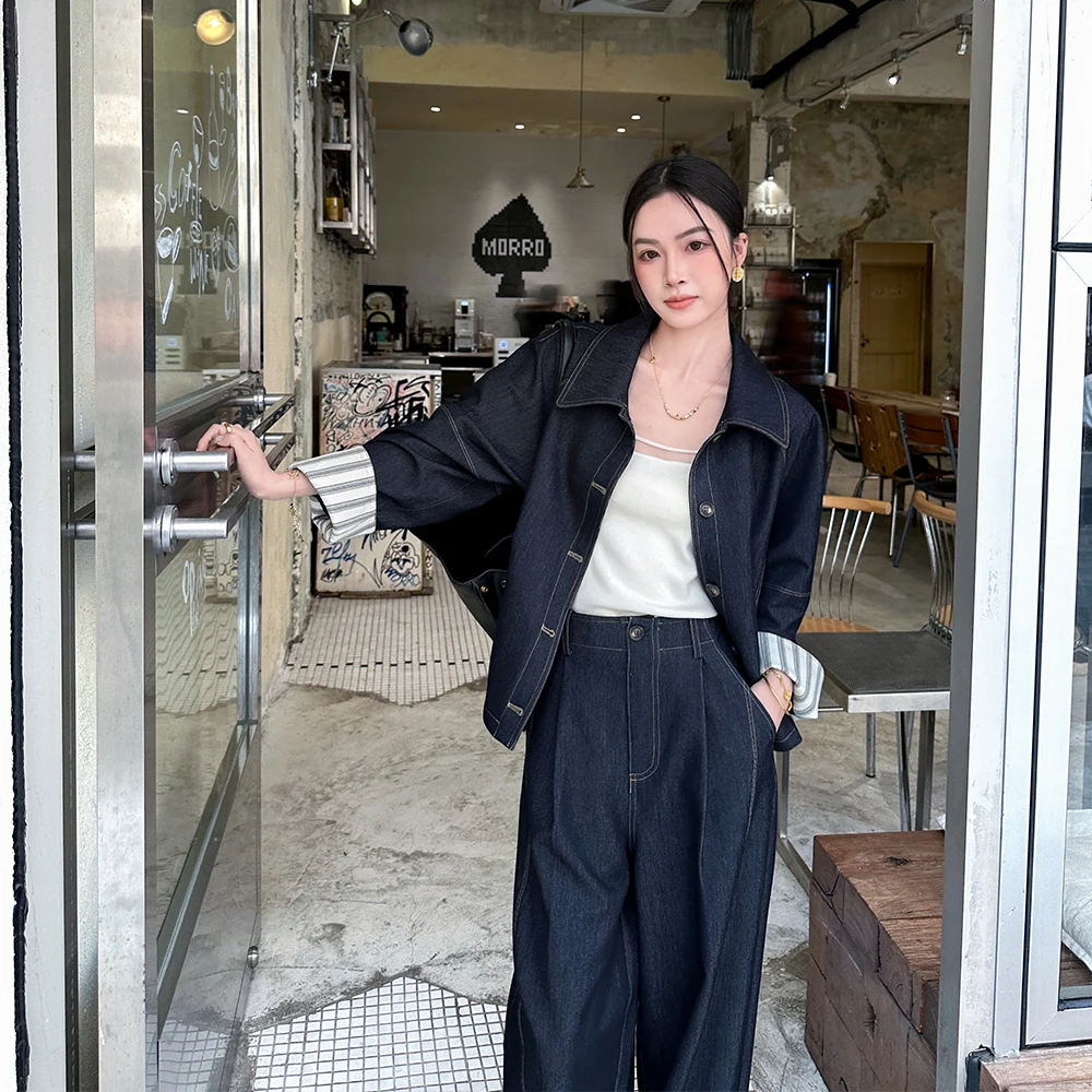 20代後半の女性が今、選ぶべき「レトロなデニム風ジャケットとストレートパンツ」は？