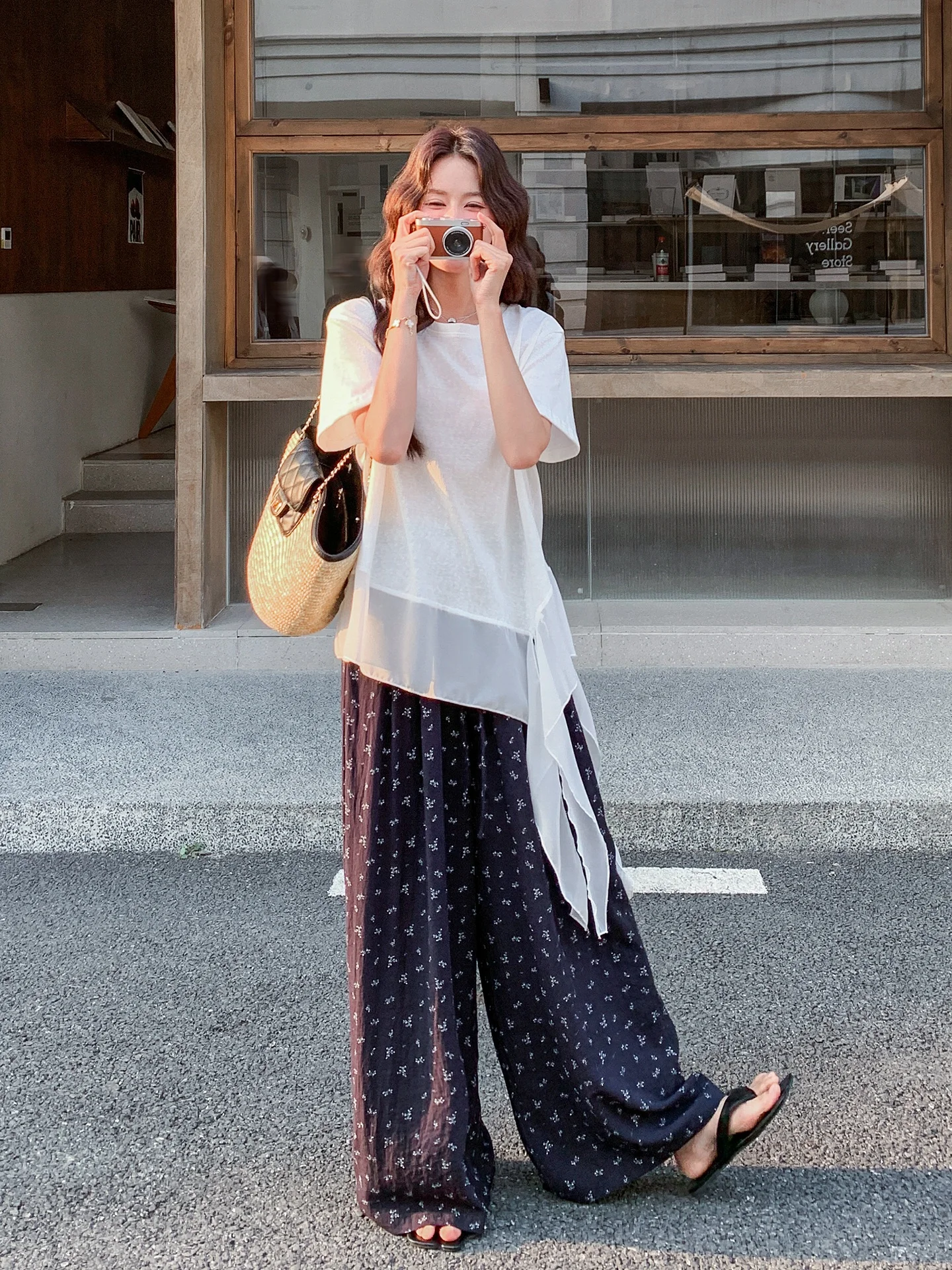 20代後半の日常に合う、今流行りの服はこれ？不規則なネットチュールトップスとワイドパンツのセットアップが解決する
