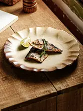 おしゃれなデザインの高級西洋料理用平皿【粗陶製・浅皿・花縁付き】