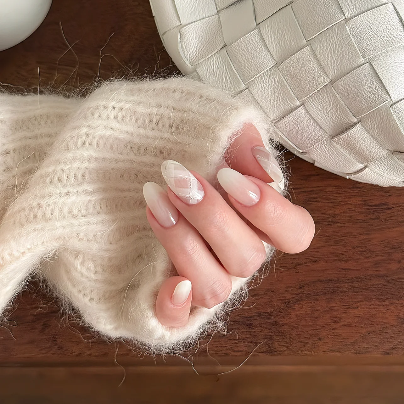 乳白色グラデーションネイルチップ：マニキュアキャンメイクの柔らかさとスワロフスキーの美しさ