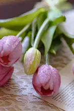 高級感のあるチューリップの造花【飾り用・リアルな質感・撮影用】