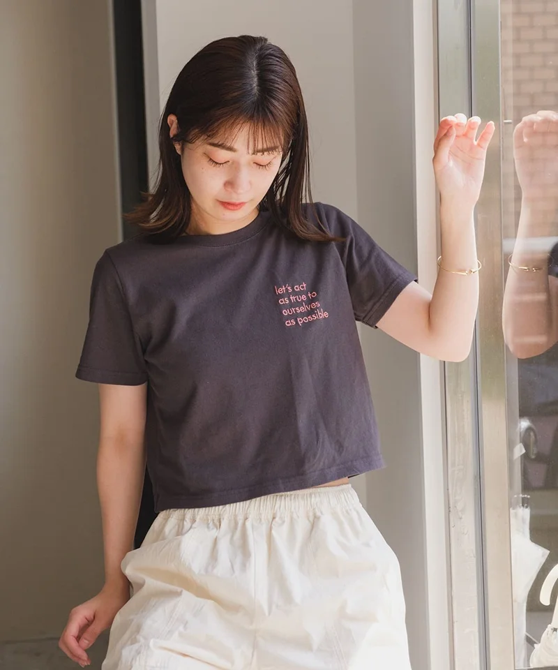 cropped t shirt は夏に着るべきか？それとも、シンプルな直筒型サマートップスが今、注目されている？