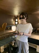 魅力的なオフショルダーのリバーシブルTシャツ【夏用・ゆったり・短袖】