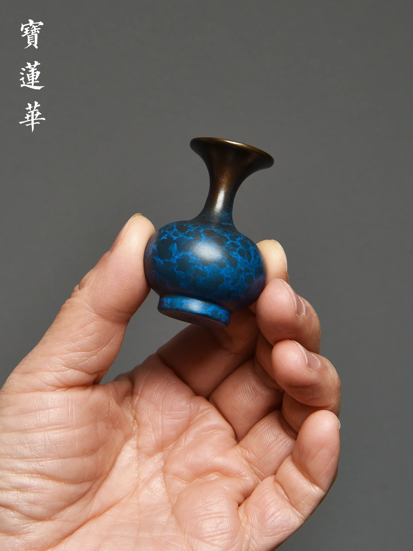 鮮やかな青の実体黄銅製フラワーベースキャップ：茶道・香道シーンでのデコレーション適用ガイド