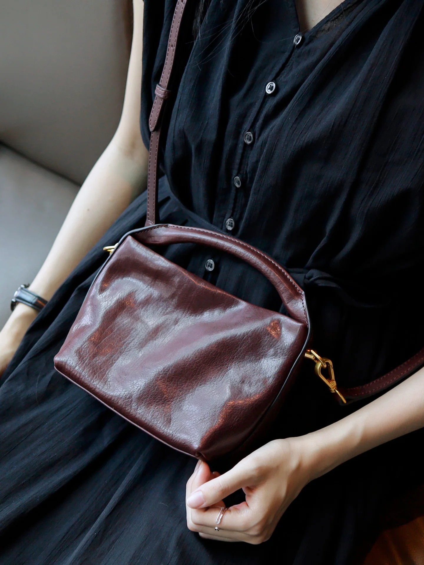 本革製ミニショルダーバッグ：シンプルデザインで日常使いに最適な女性向けレザー小物