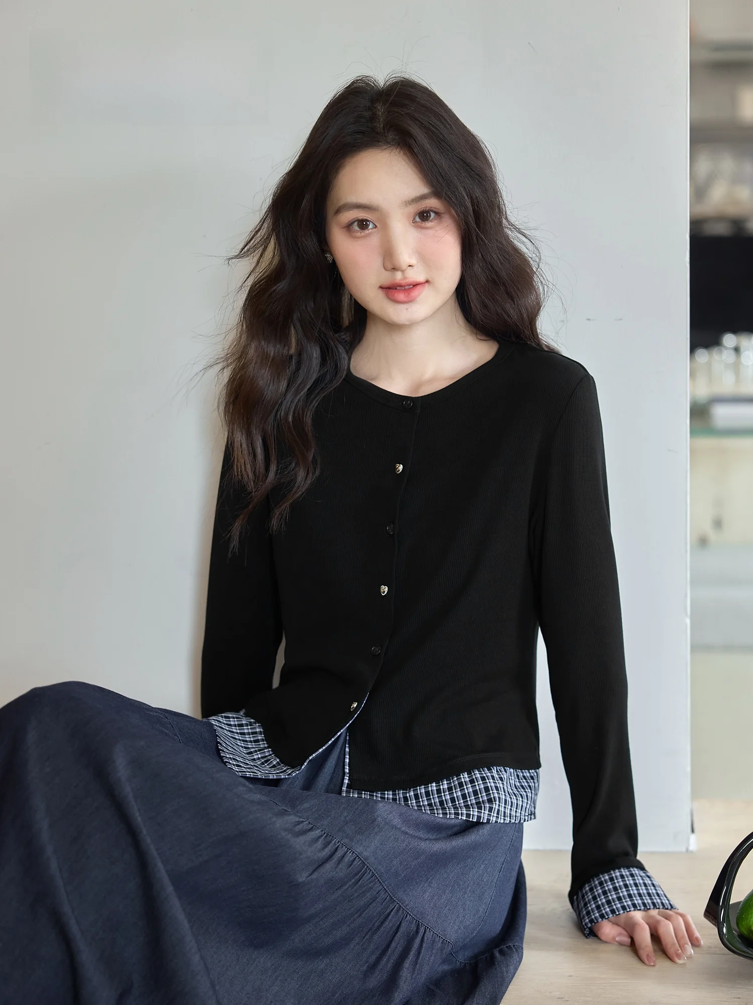 チェックトップスを選び直す！春の通勤スタイルに欠かせない「異素材切替Tシャツ」の本当の魅力は？