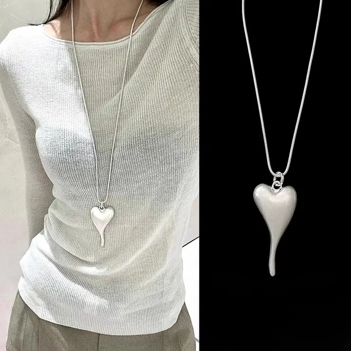 レトロデザインの大きなハートモチーフロングネックレス【女性用・センスある鎖骨チェーン・おしゃれなアクセサリー】