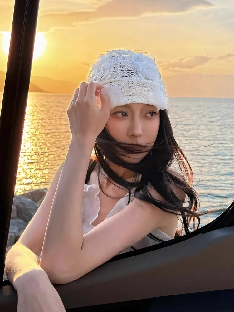 立体的なバラデザインの包頭帽子：夏用通気性ニットで旅行シーンに最適な選択