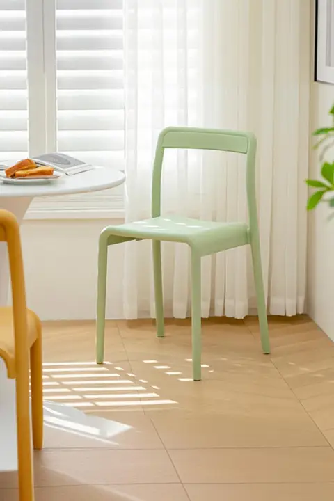 スタイリッシュな北欧デザインの食卓用チェア【積み重ね可能・厚手・空間に最適】