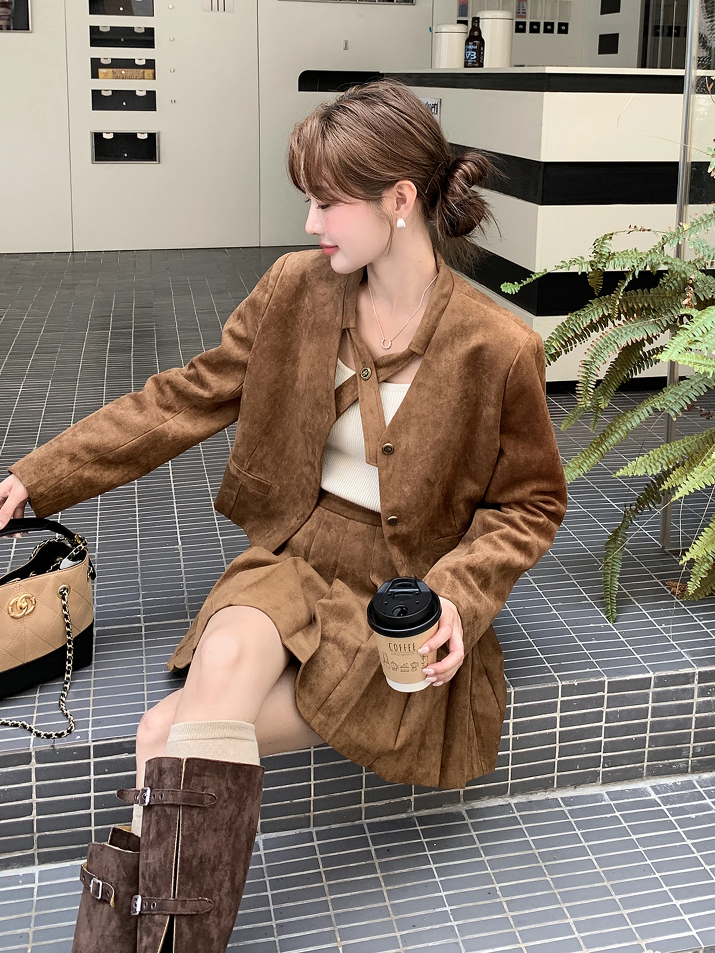 10月に着るべきレディースファッションは？コーヒー色のレトロスカートが解決する理由