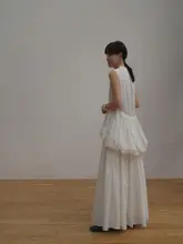 junna デザインのコットンフリル付きノースリーブマキシシャツドレス【通勤用・立ち襟・花苞デザイン】