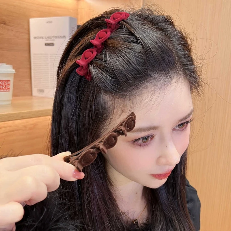 赤色編 み込みヘアクリップ：コテなしで安定したサイドポニーテールを実現