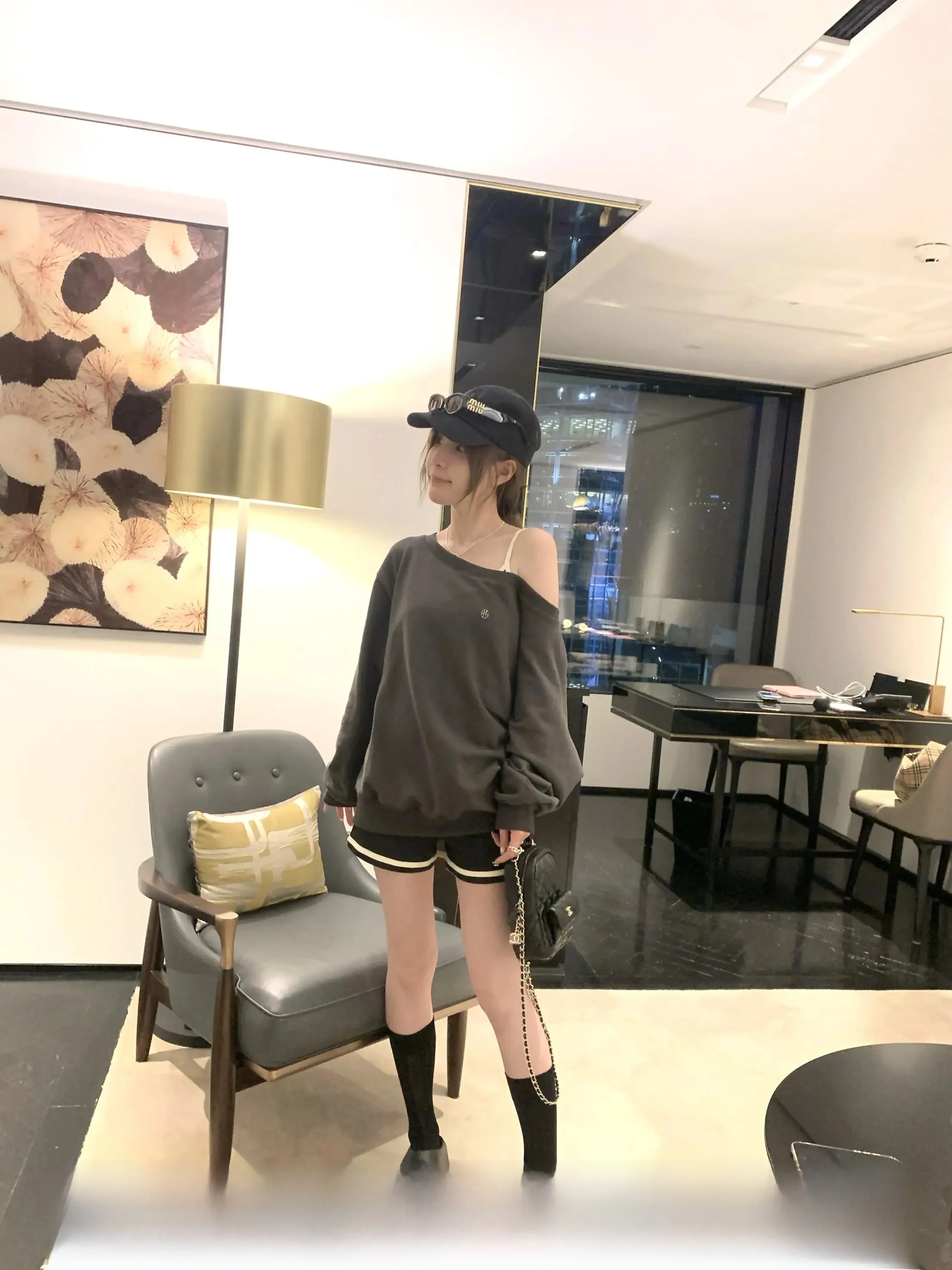 ショートパンツコーデで失敗しない方法は？少女風の白黒バイカラーが今、注目されている理由