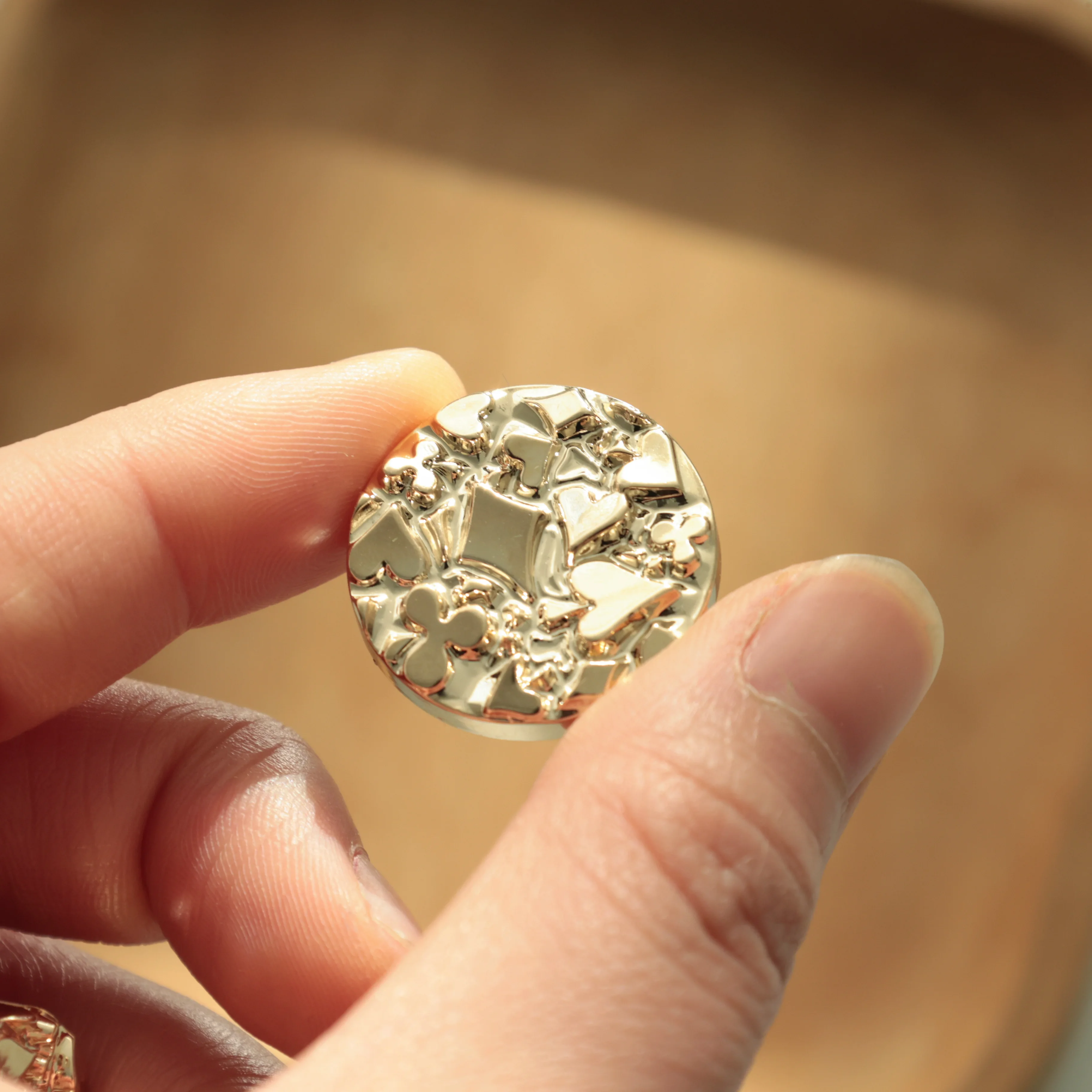 金色の手作りボタン【小香風・外套・メタリック】の種類と特性