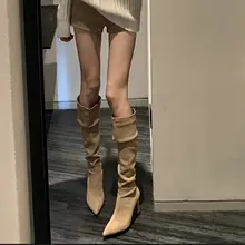 尖ったトウのサテン仕上げのひだ入りロングブーツ【厚底・膝上丈・ライダーブーツ】