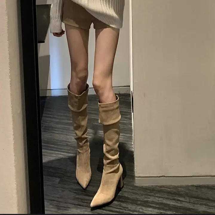 尖ったトウのサテン仕上げのひだ入りロングブーツ【厚底・膝上丈・ライダーブーツ】