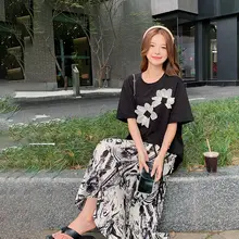 可愛らしいデザインのTシャツとフラワープリントのスカート【夏用・女性・フィット感あり】（セットアップ対応）
