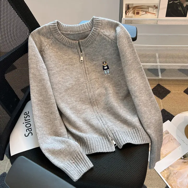 小熊刺繍入りニットカーディガン【ダブルジッパー・ソフトタッチ・レディース】