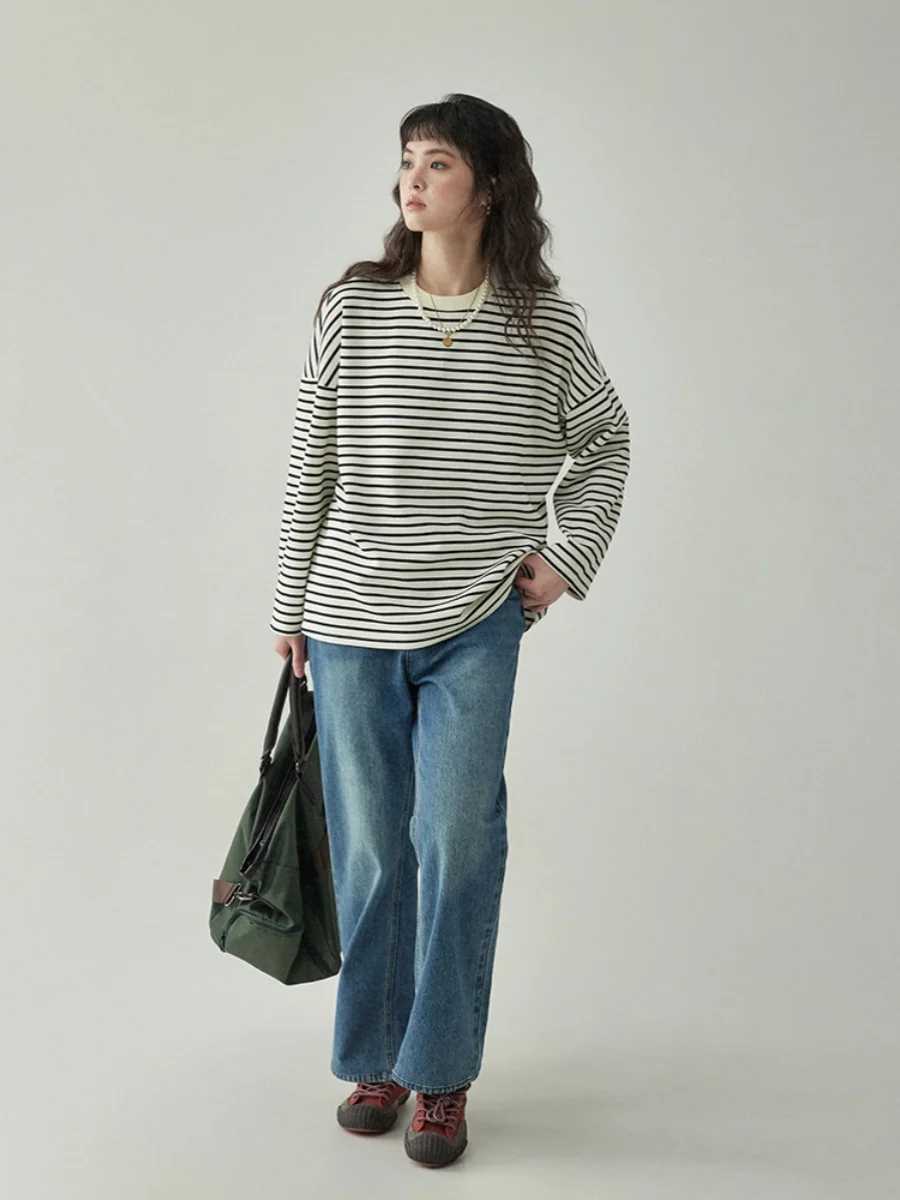 大人可愛い服 40代コーデ｜黒と白ストライプTシャツの着こなしガイド