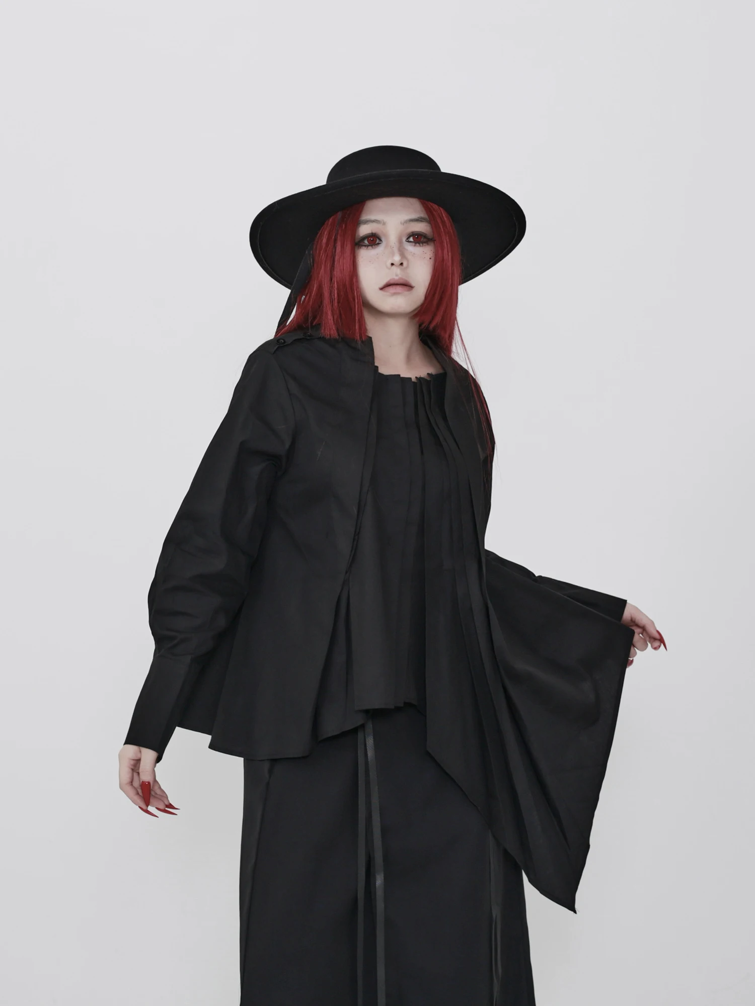 黒のカッターシャツをどう選ぶ？不均一プリーツが演出する、暗黒風のシルエットに出会う瞬間