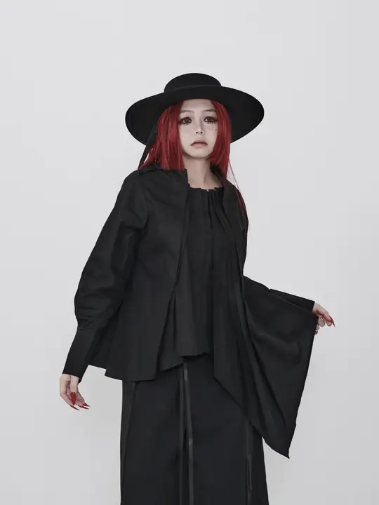 不均一なプリーツデザインの黒シャツ【ゆったりシルエット・長袖・ダーク系】