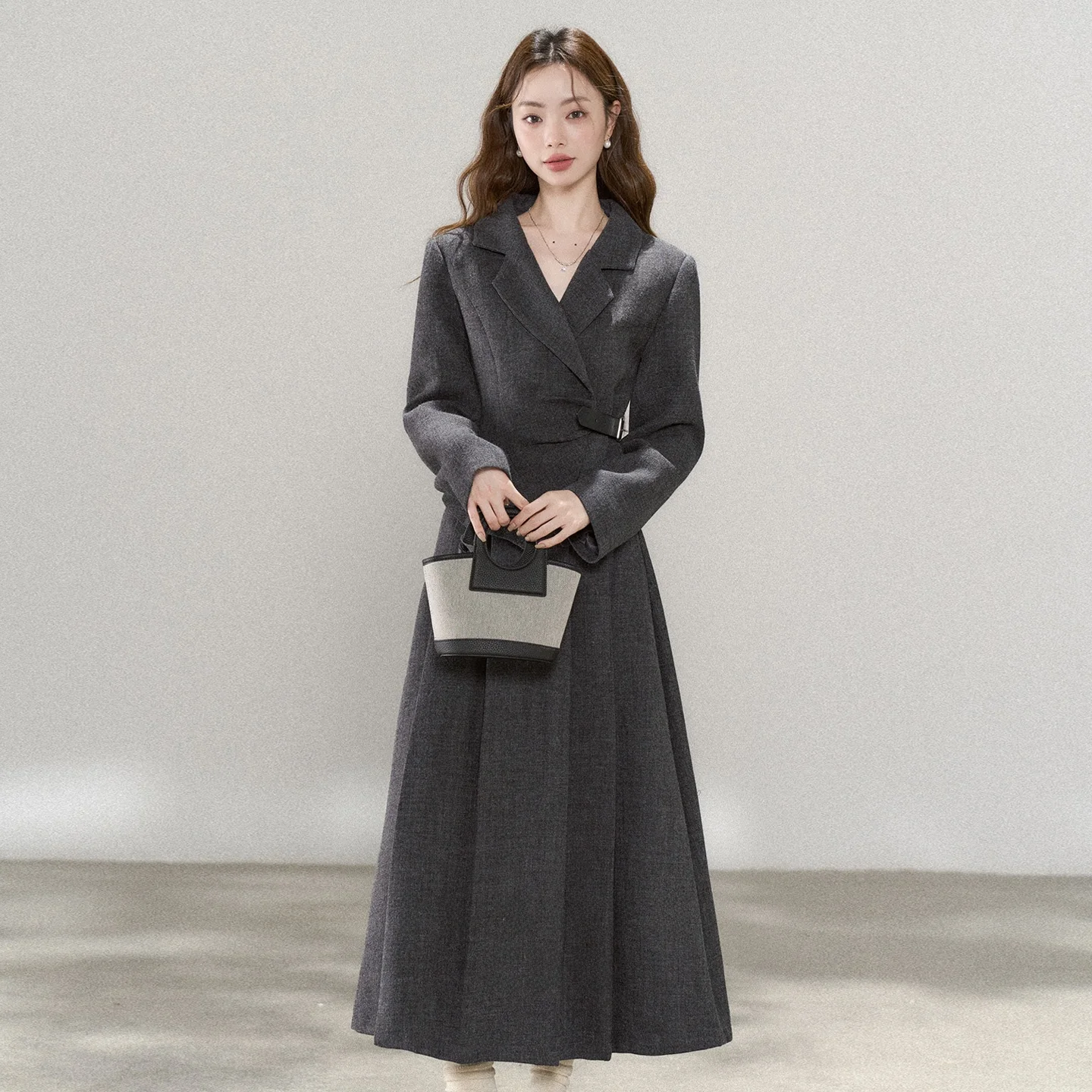 明日の服装を大阪で決めるには？通勤風のジャケットとスカートセットが解決する3つの理由