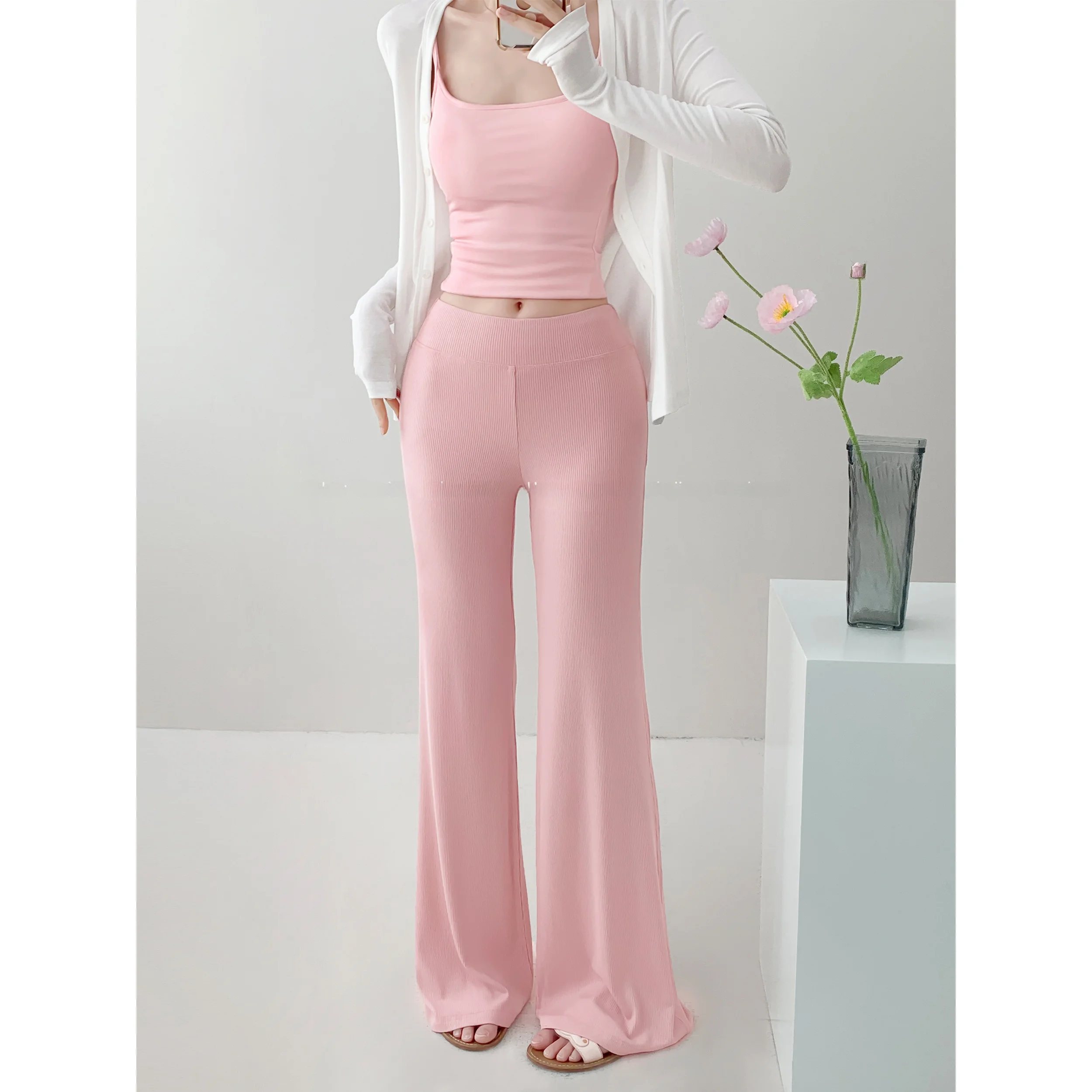 ロング丈ヨガパンツ：美脚効果を実現するリブ編みフレアデザインのスリムフィットスタイル