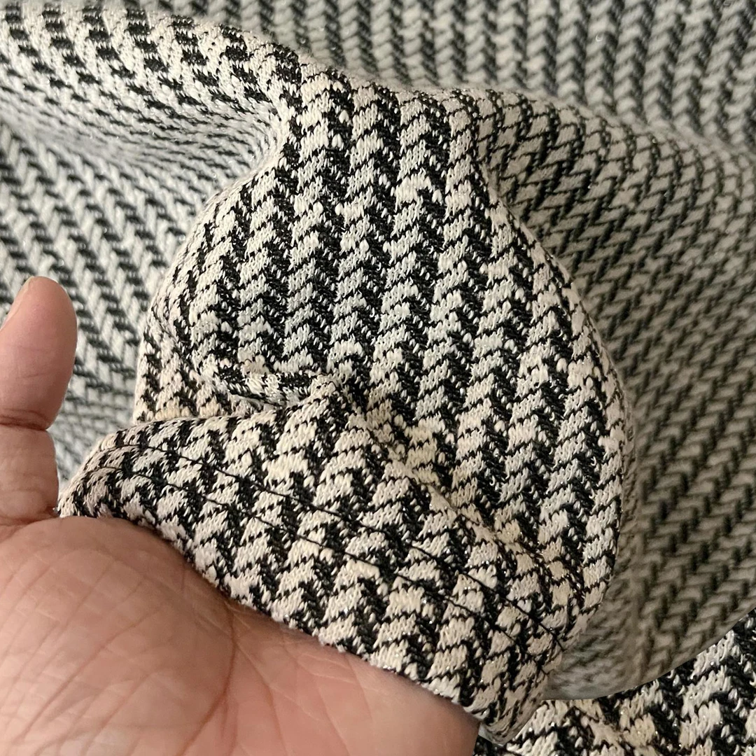 メンズ ショート カラー どんな感じ？黒白ストライプTシャツが通勤や日常でどう活躍するのか
