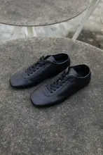 ブラックレザーのスクエアトゥ薄底トレーニングシューズ【レディース・カジュアル・通気性】