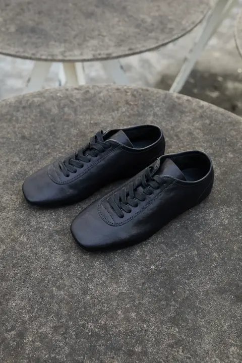 ブラックレザーのスクエアトゥ薄底トレーニングシューズ【レディース・カジュアル・通気性】