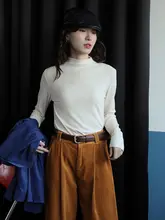淡いアプリコット色の秋冬用シンプルスタイル ハイネックTシャツ【細身効果・レトロデザイン】