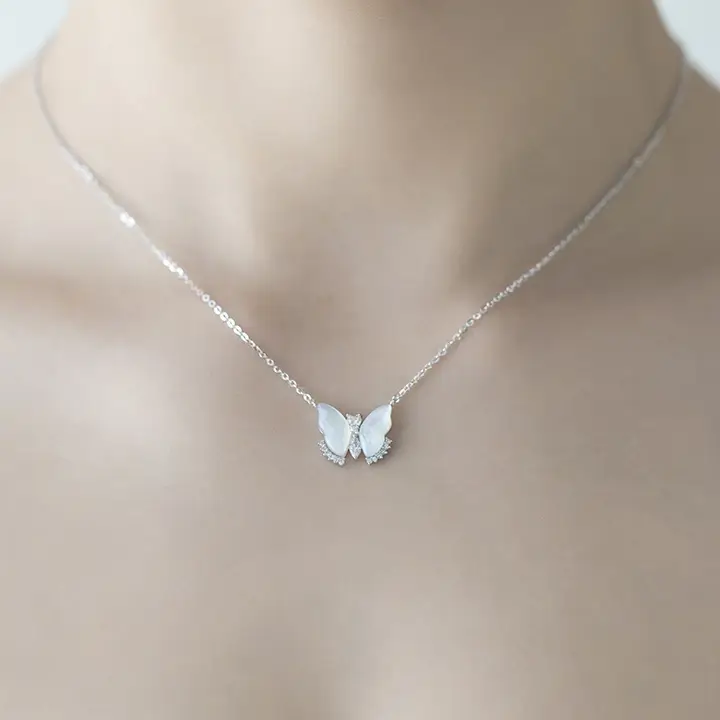 美しいデザイン！蝶のモチーフの母貝ロックリンケージネックレス【軽やかで上品】