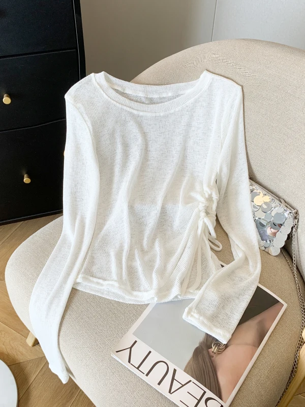 「Tシャツの下に着る長袖」で夏の日焼けを防ぎながらも、おしゃれに見える方法は？