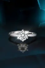 女性用 プラチナ950リング【小型デザイン・モアッサナイト・婚約・結婚用】