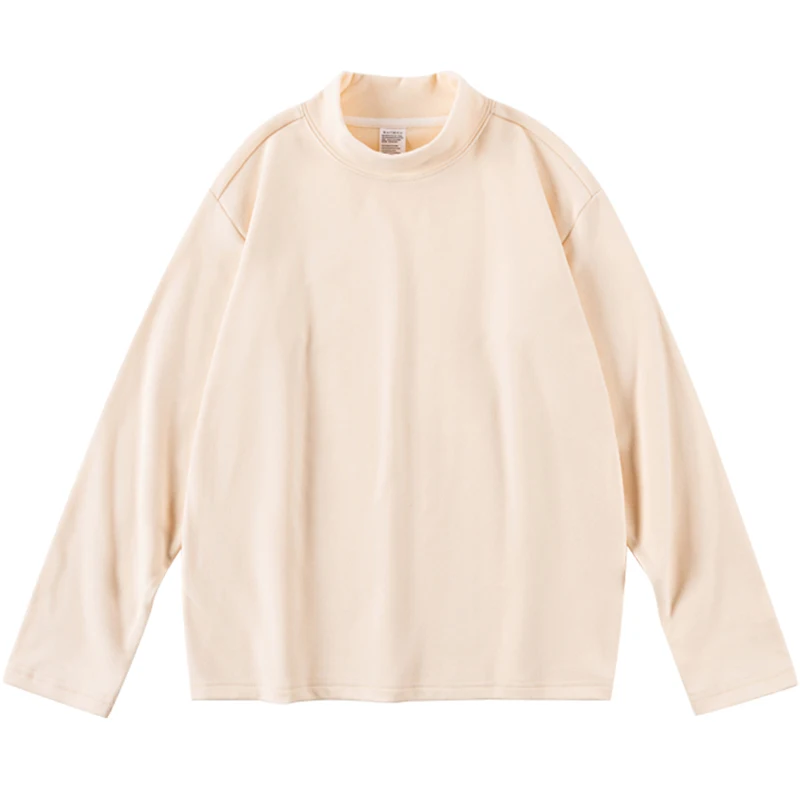 紺のtシャツ：厚手ハイネックデザインが秋冬に最適なカジュアルスタイルの  実用性