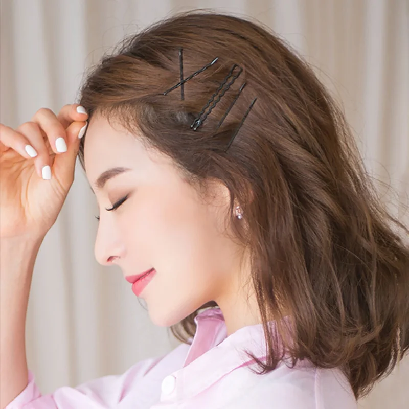 40歳の髪型に合うヘアピンは？シンプルで長く使える「サイドウェーブ・ブラック」が今、注目されている理由