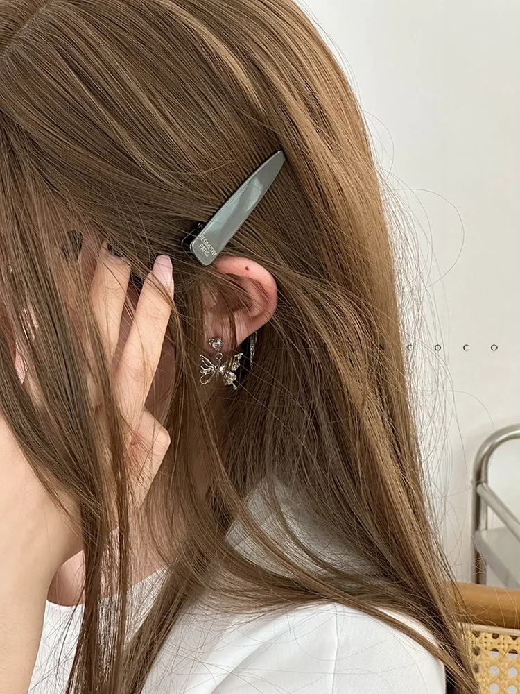 ラメシルバーのメタルヘアクリップ：前髪斜め分けとセットなしスタイルに最適な高級感を実現