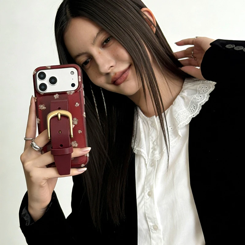 レトロ花柄の牛革腕時計型ケース：iPhoneに最適な保護とインスタ風デザイン