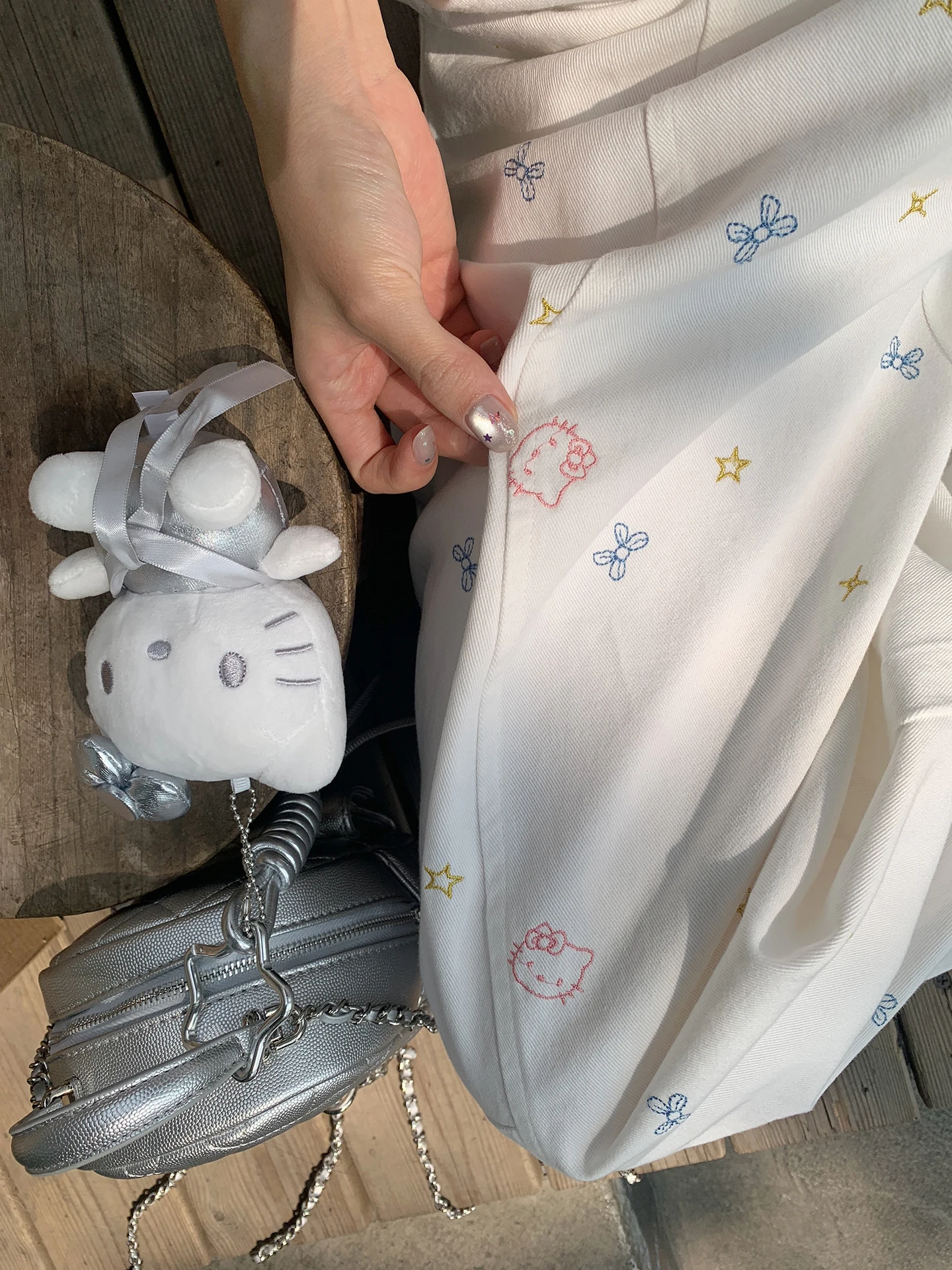 刺繍入りワイドレッグデニムパンツは、通勤でもデートでも使える“一着”なのか？
