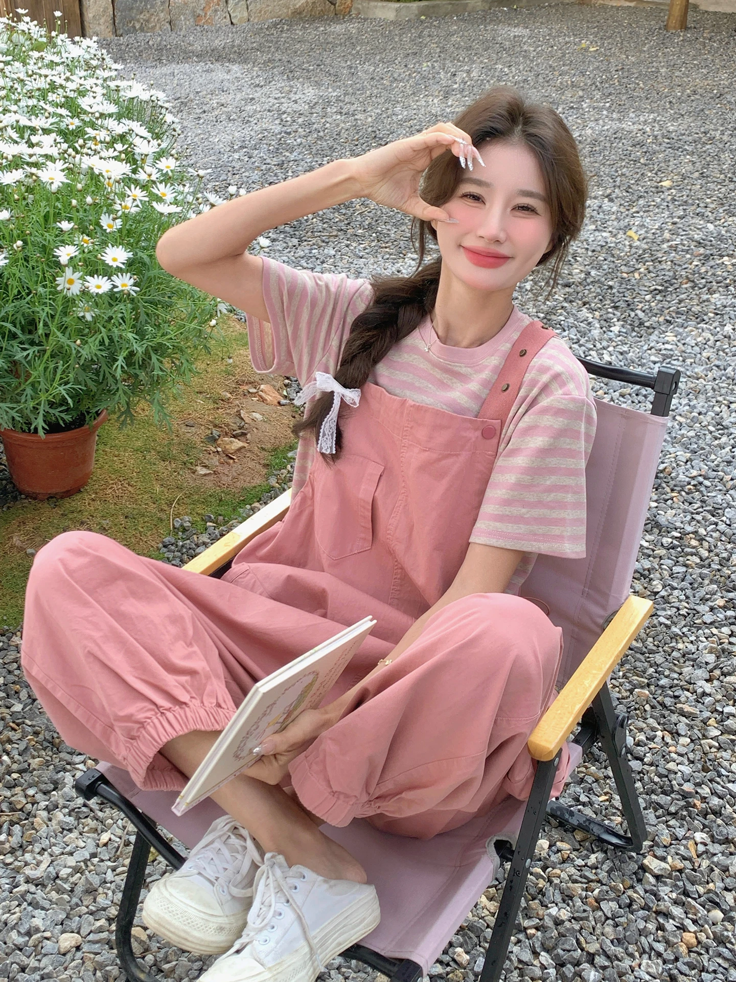 通勤の毎日を、もう少し柔らかくするには？ピンクストライプTシャツとサロペットのセットアップが解決する理由