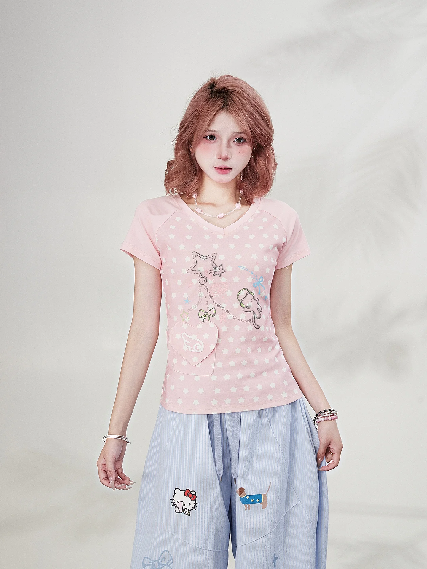 星柄プリントのVネック短袖Tシャツ：レトロかわいいスタイルの定義と実用性を解説