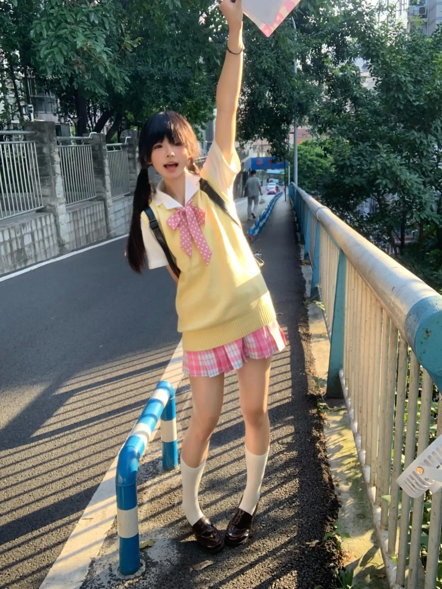 レディースコミック Vネックニットベスト【無地・甘口スタイル・学院風・女子用】の特徴と実用性