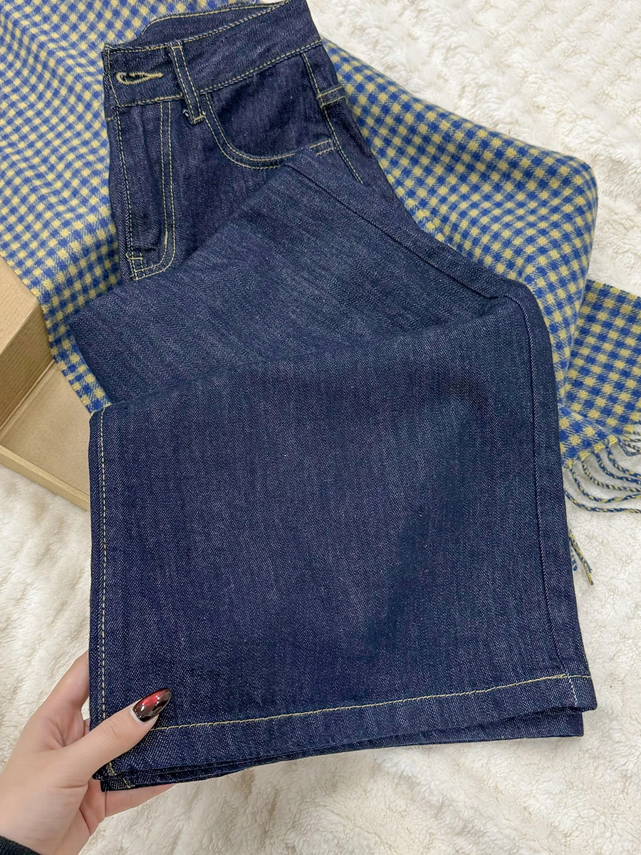 高腰デニムパンツは小柄向けの長めのスタイルでどのようなフィット感を実現するのか