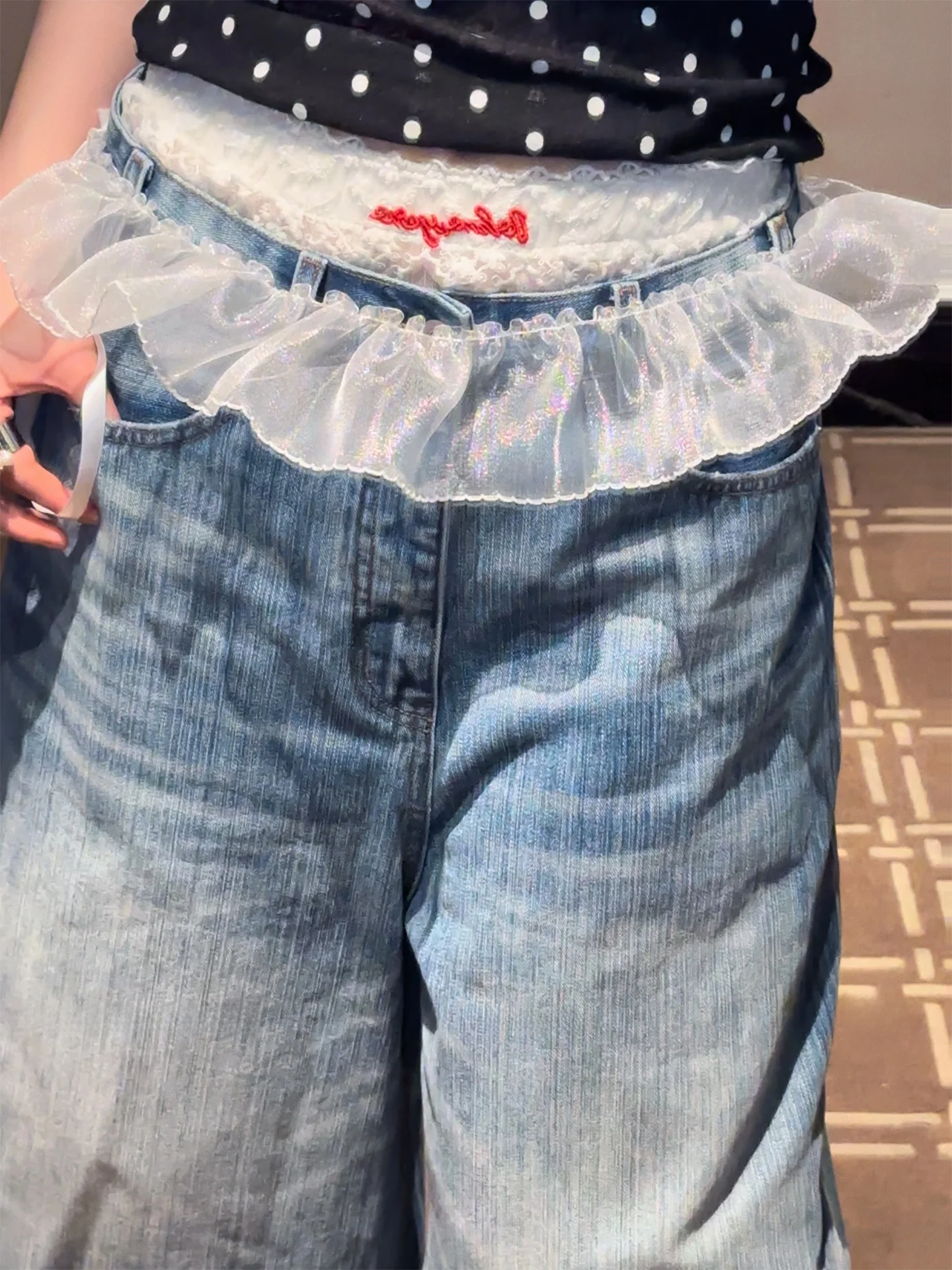 レトロ風レッドレース重ね着のエプロン：少女向けの春夏スタイルとデニムパンツの相性