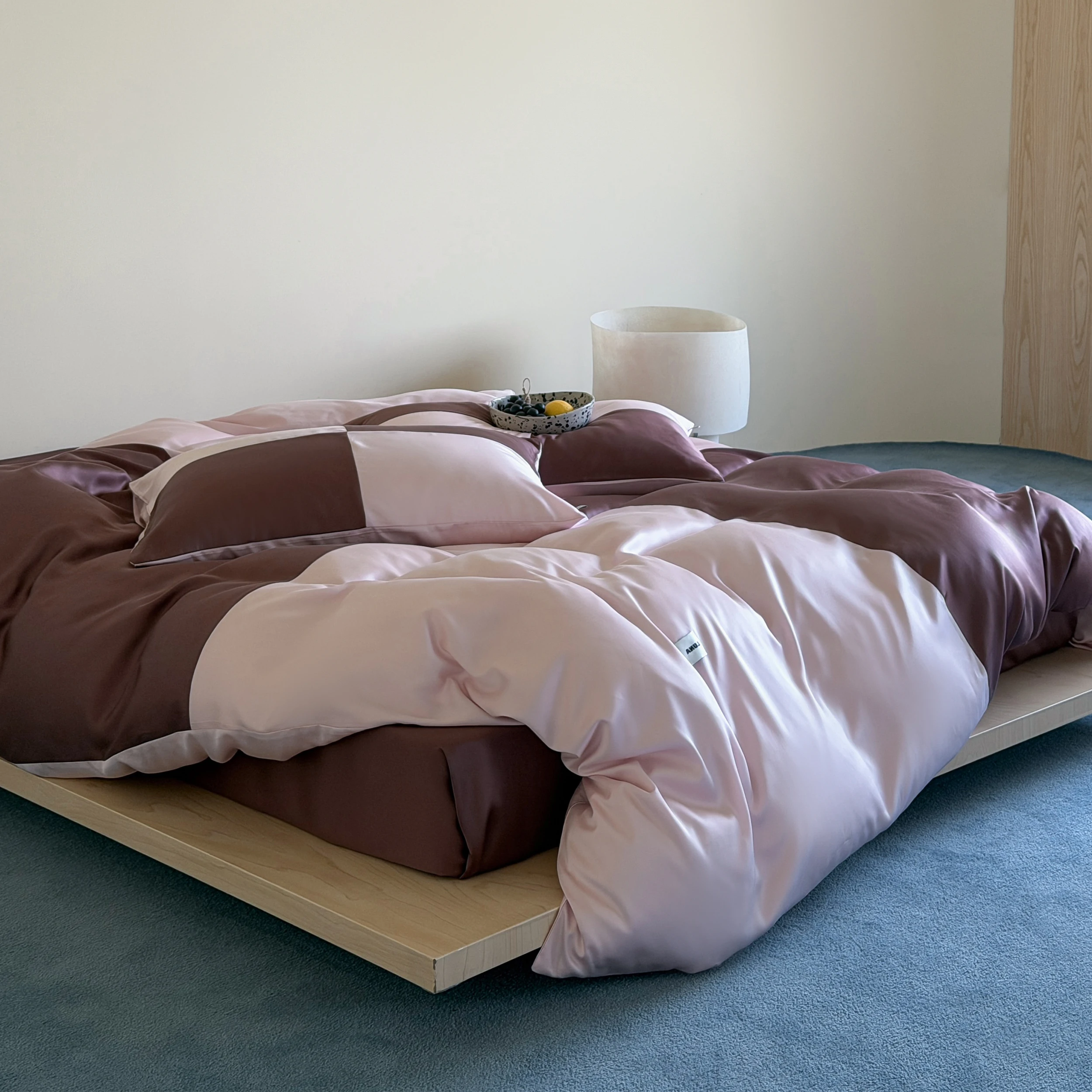 ダブルベッド セット はどんなものですか？夏の涼感と肌触りが心を癒す、バイカラー柄の寝具セットのリアルな体験