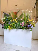 フェイクフラワーとグリーンのアレンジメント【屋外用フロアディスプレイ・娯楽スペース用】