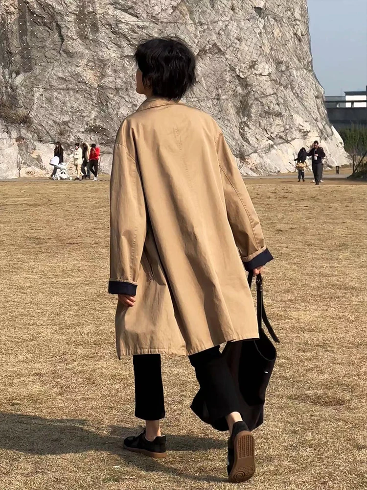 ママコーデの基本スタイルとは？カーキ色レトロトレンチコートで心のバランスを保つ