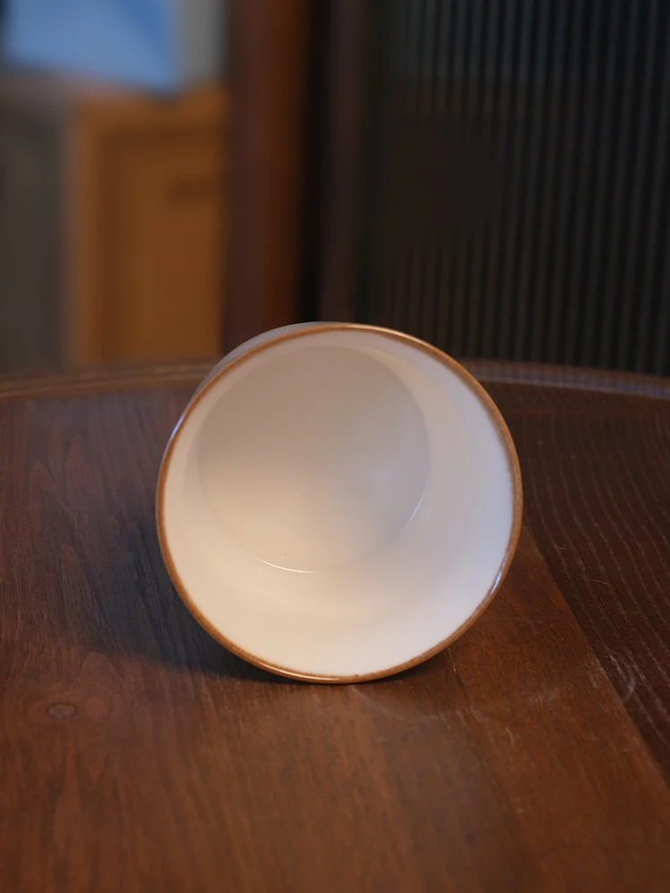 手描き陶器のバタフライデザインカップ：コップ飲みマグとしての実用性とデザイン性