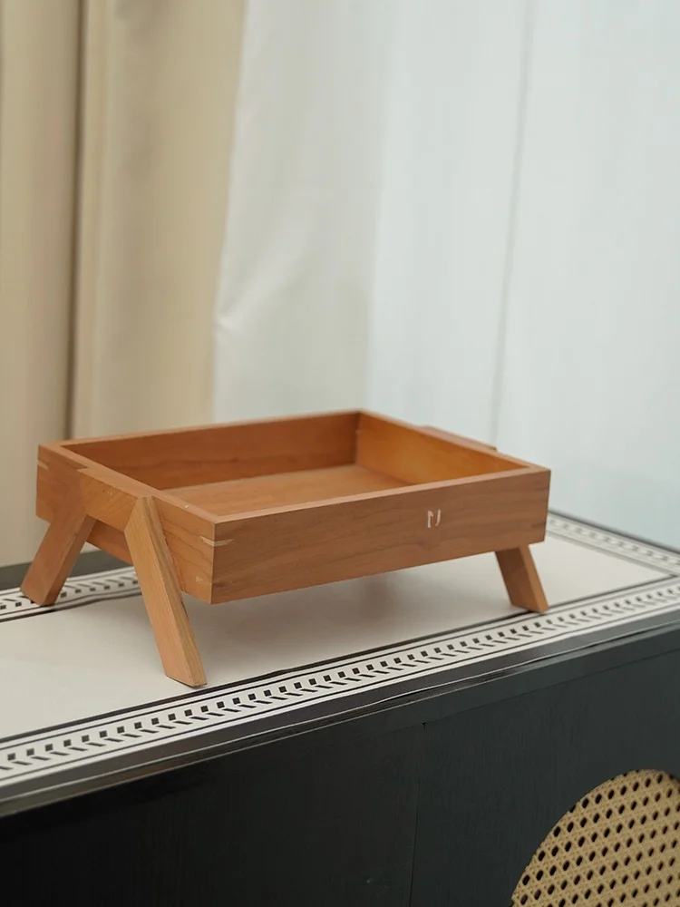 木製の大容量化粧品収納トレイ：スタイリッシュで機能的なデスクトップ収納の実用性